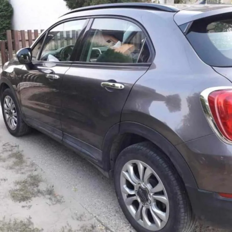 K. Mariann Fiat 500X-e oldalnézetből