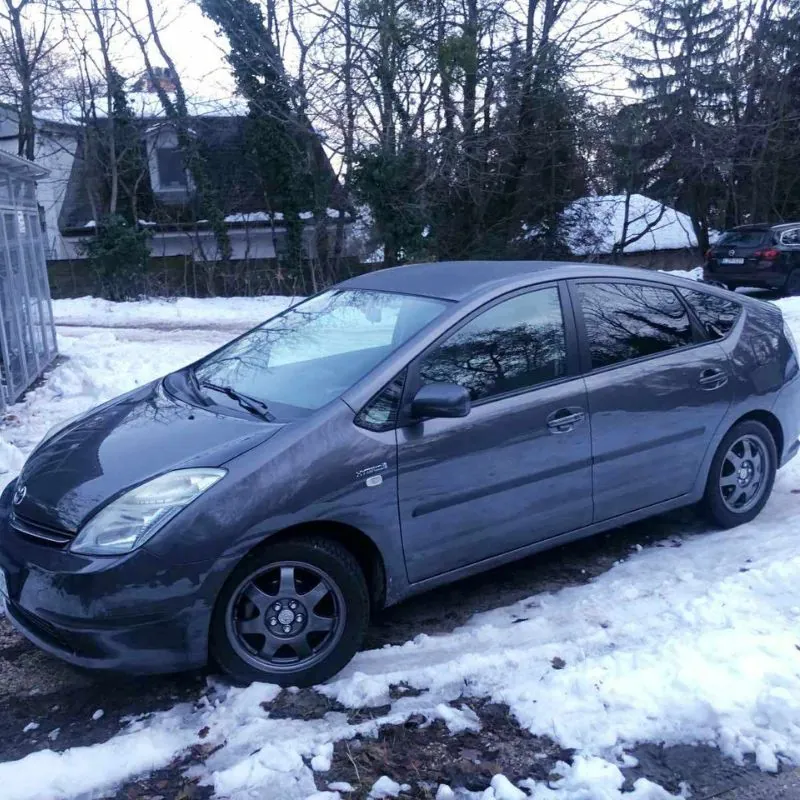 B. Dániel sötétszürke Toyota Priusa havas utcán